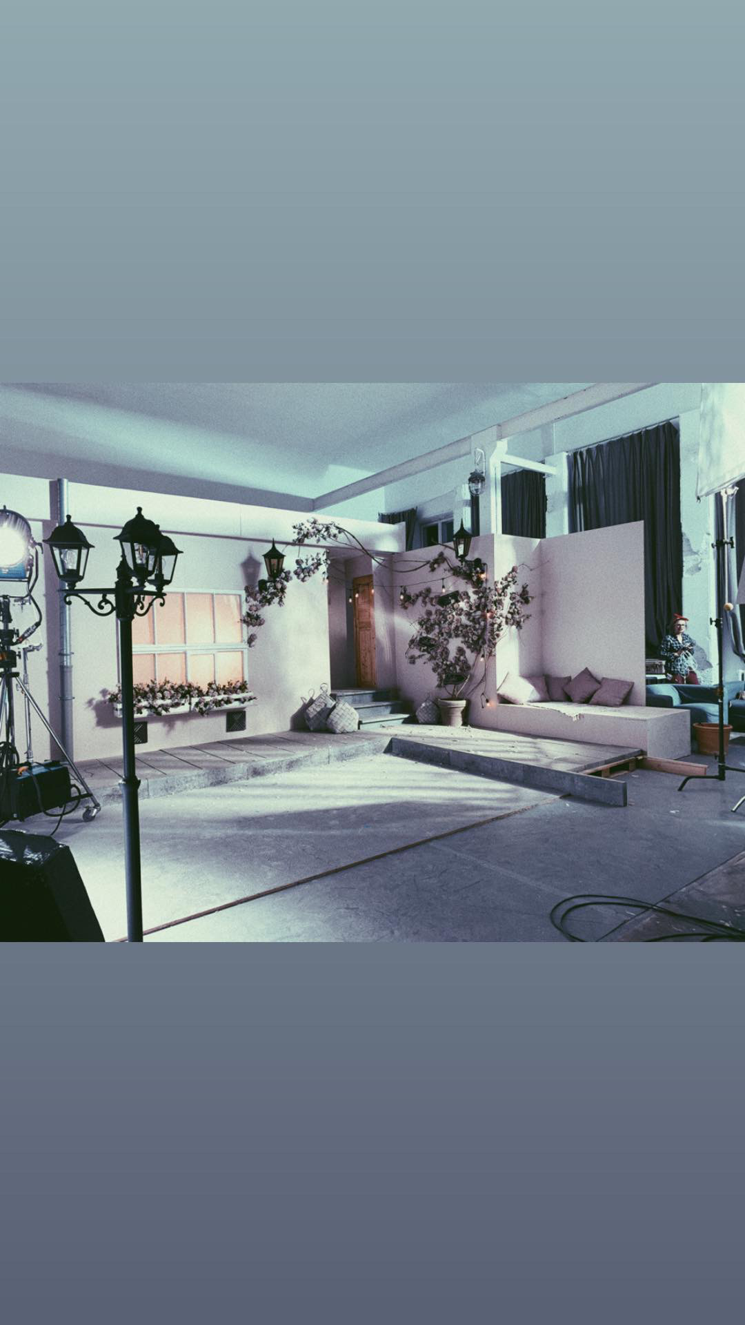 Set build / Lamps & florals